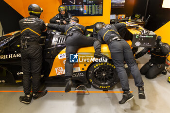 2024-06-12 - 95 SATO Marino (jpn), PINO Nico (chl), HAMAGHUCHI Hiroshi (jpn), United Autosports, McLaren 720S GT3 Evo #95, LM GT3, FIA WEC, mechanic, mecanicien during the Free Practice 2 of the 2024 24 Hours of Le Mans, 4th round of the 2024 FIA World Endurance Championship, on the Circuit des 24 Heures du Mans, on June 12, 2024 in Le Mans, France - 24 HEURES DU MANS 2024 - WEDNESDAY - FREE PRACTICE 2 - ENDURANCE - MOTORS