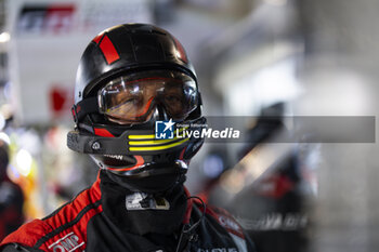 2024-06-12 - Akkodis ASP Team mecaniciens, mechanics during the Free Practice 2 of the 2024 24 Hours of Le Mans, 4th round of the 2024 FIA World Endurance Championship, on the Circuit des 24 Heures du Mans, on June 12, 2024 in Le Mans, France - 24 HEURES DU MANS 2024 - WEDNESDAY - FREE PRACTICE 2 - ENDURANCE - MOTORS