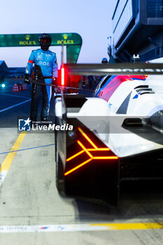 2024-06-12 - 15 VANTHOOR Dries (bel), MARCIELLO Raffaele (swi), WITTMANN Marco (ger), BMW M Team WRT, BMW Hybrid V8 #15, Hypercar, FIA WEC, action mechanic, mecanicien during the Free Practice 2 of the 2024 24 Hours of Le Mans, 4th round of the 2024 FIA World Endurance Championship, on the Circuit des 24 Heures du Mans, on June 12, 2024 in Le Mans, France - 24 HEURES DU MANS 2024 - WEDNESDAY - FREE PRACTICE 2 - ENDURANCE - MOTORS