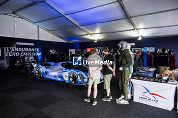 2024-06-13 - Fan village, fans, supporters, public, spectators, fan zone during the 2024 24 Hours of Le Mans, 4th round of the 2024 FIA World Endurance Championship, on the Circuit des 24 Heures du Mans, on June 13, 2024 in Le Mans, France - 24 HEURES DU MANS 2024 - THURSDAY - ENDURANCE - MOTORS