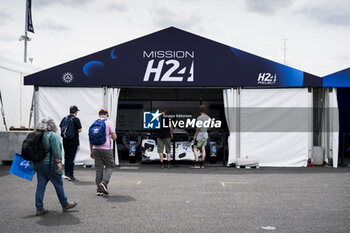 2024-06-13 - Fan village, fans, supporters, public, spectators, fan zone during the 2024 24 Hours of Le Mans, 4th round of the 2024 FIA World Endurance Championship, on the Circuit des 24 Heures du Mans, on June 13, 2024 in Le Mans, France - 24 HEURES DU MANS 2024 - THURSDAY - ENDURANCE - MOTORS