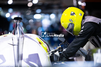 2024-06-13 - Peugeot TotalEnergies, mechanic, mecanicien, refueling during the 2024 24 Hours of Le Mans, 4th round of the 2024 FIA World Endurance Championship, on the Circuit des 24 Heures du Mans, on June 13, 2024 in Le Mans, France - 24 HEURES DU MANS 2024 - THURSDAY - ENDURANCE - MOTORS