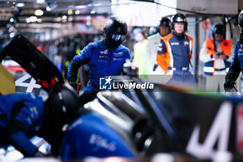 2024-06-13 - Alpine Endurance Team, mechanic, mecanicien during the 2024 24 Hours of Le Mans, 4th round of the 2024 FIA World Endurance Championship, on the Circuit des 24 Heures du Mans, on June 13, 2024 in Le Mans, France - 24 HEURES DU MANS 2024 - THURSDAY - ENDURANCE - MOTORS