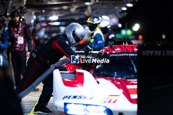 2024-06-13 - Porsche Penske Motorsport, mecaniciens, mechanics, refueling during the 2024 24 Hours of Le Mans, 4th round of the 2024 FIA World Endurance Championship, on the Circuit des 24 Heures du Mans, on June 13, 2024 in Le Mans, France - 24 HEURES DU MANS 2024 - THURSDAY - ENDURANCE - MOTORS