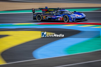 2024-06-13 - 02 BAMBER Earl (nzl), LYNN Alex (gbr), PALOU Alex (spa), Cadillac Racing, Cadillac V-Series.R #02, Hypercar, FIA WEC, action during the 2024 24 Hours of Le Mans, 4th round of the 2024 FIA World Endurance Championship, on the Circuit des 24 Heures du Mans, on June 13, 2024 in Le Mans, France - 24 HEURES DU MANS 2024 - THURSDAY - ENDURANCE - MOTORS