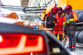 2024-06-13 - Steller Motorsport Mechanics during the Road to Le Mans 2024, 3rd round of the 2024 Michelin Le Mans Cup, on the Circuit des 24 Heures du Mans, from June 12 to 15, 2024 in Le Mans, France - AUTO - ROAD TO LE MANS 2024 - ENDURANCE - MOTORS