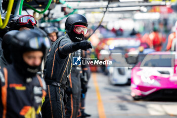 2024-06-13 - Team Virage Mechanic during the Road to Le Mans 2024, 3rd round of the 2024 Michelin Le Mans Cup, on the Circuit des 24 Heures du Mans, from June 12 to 15, 2024 in Le Mans, France - AUTO - ROAD TO LE MANS 2024 - ENDURANCE - MOTORS