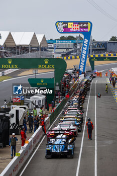 2024-06-13 - Red flag, drapeau pitlane, Race 1 during the Road to Le Mans 2024, 3rd round of the 2024 Michelin Le Mans Cup, on the Circuit des 24 Heures du Mans, from June 12 to 15, 2024 in Le Mans, France - AUTO - ROAD TO LE MANS 2024 - ENDURANCE - MOTORS