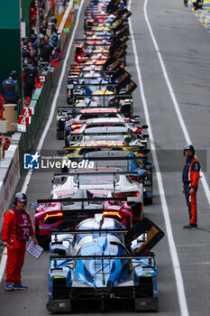 2024-06-13 - Red flag, drapeau pitlane, Race 1 during the Road to Le Mans 2024, 3rd round of the 2024 Michelin Le Mans Cup, on the Circuit des 24 Heures du Mans, from June 12 to 15, 2024 in Le Mans, France - AUTO - ROAD TO LE MANS 2024 - ENDURANCE - MOTORS