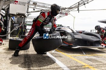 2024-06-13 - 07 LOPEZ José María (arg), KOBAYASHI Kamui (jpn), DE VRIES Nyck (nld), Toyota Gazoo Racing, Toyota GR010 - Hybrid #07, Hypercar, FIA WEC, pit stop during the Free Practice 3 of the 2024 24 Hours of Le Mans, 4th round of the 2024 FIA World Endurance Championship, on the Circuit des 24 Heures du Mans, on June 13, 2024 in Le Mans, France - 24 HEURES DU MANS 2024 - THURSDAY - FREE PRACTICE 3 - ENDURANCE - MOTORS