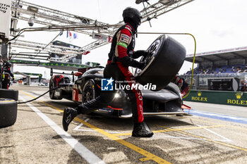 2024-06-13 - 07 LOPEZ José María (arg), KOBAYASHI Kamui (jpn), DE VRIES Nyck (nld), Toyota Gazoo Racing, Toyota GR010 - Hybrid #07, Hypercar, FIA WEC, pit stop during the Free Practice 3 of the 2024 24 Hours of Le Mans, 4th round of the 2024 FIA World Endurance Championship, on the Circuit des 24 Heures du Mans, on June 13, 2024 in Le Mans, France - 24 HEURES DU MANS 2024 - THURSDAY - FREE PRACTICE 3 - ENDURANCE - MOTORS