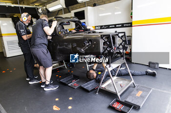 2024-06-13 - Chassis of 12 STEVENS Will (gbr), ILOTT Callum (gbr), NATO Norman (fra), Hertz Team Jota, Porsche 963 #12, Hypercar, FIA WEC, is being rebuilt during the Free Practice 3 of the 2024 24 Hours of Le Mans, 4th round of the 2024 FIA World Endurance Championship, on the Circuit des 24 Heures du Mans, on June 13, 2024 in Le Mans, France - 24 HEURES DU MANS 2024 - THURSDAY - FREE PRACTICE 3 - ENDURANCE - MOTORS