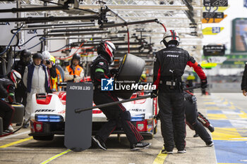 2024-06-13 - 06 ESTRE Kevin (fra), LOTTERER André (ger), VANTHOOR Laurens (bel), Porsche Penske Motorsport, Porsche 963 #06, Hypercar, FIA WEC, pit stop during the Free Practice 3 of the 2024 24 Hours of Le Mans, 4th round of the 2024 FIA World Endurance Championship, on the Circuit des 24 Heures du Mans, on June 13, 2024 in Le Mans, France - 24 HEURES DU MANS 2024 - THURSDAY - FREE PRACTICE 3 - ENDURANCE - MOTORS