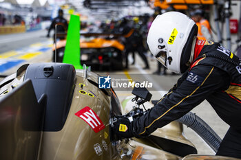 2024-06-13 - Refueling 38 RASMUSSEN Oliver (dnk), HANSON Philip (gbr), BUTTON Jenson (gbr), Hertz Team Jota, Porsche 963 #38, Hypercar, FIA WEC, ambiance during the Free Practice 3 of the 2024 24 Hours of Le Mans, 4th round of the 2024 FIA World Endurance Championship, on the Circuit des 24 Heures du Mans, on June 13, 2024 in Le Mans, France - 24 HEURES DU MANS 2024 - THURSDAY - FREE PRACTICE 3 - ENDURANCE - MOTORS