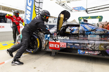 2024-06-13 - 20 VAN DER LINDE Sheldon (zaf), FRIJNS Robin (nld), RAST René (ger), BMW M Team WRT, BMW Hybrid V8 #20, Hypercar, FIA WEC, ambiance during the Free Practice 3 of the 2024 24 Hours of Le Mans, 4th round of the 2024 FIA World Endurance Championship, on the Circuit des 24 Heures du Mans, on June 13, 2024 in Le Mans, France - 24 HEURES DU MANS 2024 - THURSDAY - FREE PRACTICE 3 - ENDURANCE - MOTORS