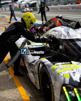 2024-06-13 - 93 VERGNE Jean-Eric (fra), JENSEN Mikkel (dnk), MULLER Nico (swi), Peugeot TotalEnergies, Peugeot 9x8 #93, Hypercar, FIA WEC, mechanic, mecanicien during the Free Practice 3 of the 2024 24 Hours of Le Mans, 4th round of the 2024 FIA World Endurance Championship, on the Circuit des 24 Heures du Mans, on June 13, 2024 in Le Mans, France - 24 HEURES DU MANS 2024 - THURSDAY - FREE PRACTICE 3 - ENDURANCE - MOTORS