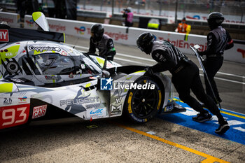 2024-06-13 - 93 VERGNE Jean-Eric (fra), JENSEN Mikkel (dnk), MULLER Nico (swi), Peugeot TotalEnergies, Peugeot 9x8 #93, Hypercar, FIA WEC, mecaniciens, mechanics during the Free Practice 3 of the 2024 24 Hours of Le Mans, 4th round of the 2024 FIA World Endurance Championship, on the Circuit des 24 Heures du Mans, on June 13, 2024 in Le Mans, France - 24 HEURES DU MANS 2024 - THURSDAY - FREE PRACTICE 3 - ENDURANCE - MOTORS