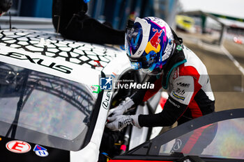 2024-06-13 - VAN DER LINDE Kelvin (zaf), Akkodis ASP Team, Lexus RC F GT3 #78, LM GT3, FIA WEC, portrait during the Free Practice 3 of the 2024 24 Hours of Le Mans, 4th round of the 2024 FIA World Endurance Championship, on the Circuit des 24 Heures du Mans, on June 13, 2024 in Le Mans, France - 24 HEURES DU MANS 2024 - THURSDAY - FREE PRACTICE 3 - ENDURANCE - MOTORS