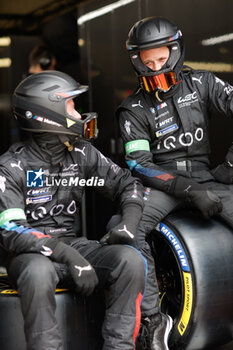 2024-06-13 - mecaniciens, mechanics, michelin, tyres, pneus, during the Free Practice 3 of the 2024 24 Hours of Le Mans, 4th round of the 2024 FIA World Endurance Championship, on the Circuit des 24 Heures du Mans, on June 13, 2024 in Le Mans, France - 24 HEURES DU MANS 2024 - THURSDAY - FREE PRACTICE 3 - ENDURANCE - MOTORS