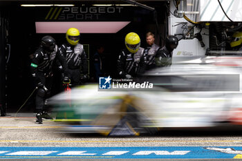 2024-06-13 - 93 VERGNE Jean-Eric (fra), JENSEN Mikkel (dnk), MULLER Nico (swi), Peugeot TotalEnergies, Peugeot 9x8 #93, Hypercar, FIA WEC, pitstop, arrêt aux stands during the Free Practice 3 of the 2024 24 Hours of Le Mans, 4th round of the 2024 FIA World Endurance Championship, on the Circuit des 24 Heures du Mans, on June 13, 2024 in Le Mans, France - 24 HEURES DU MANS 2024 - THURSDAY - FREE PRACTICE 3 - ENDURANCE - MOTORS