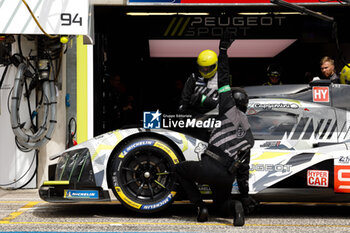 2024-06-13 - 93 VERGNE Jean-Eric (fra), JENSEN Mikkel (dnk), MULLER Nico (swi), Peugeot TotalEnergies, Peugeot 9x8 #93, Hypercar, FIA WEC, pitstop, arrêt aux stands during the Free Practice 3 of the 2024 24 Hours of Le Mans, 4th round of the 2024 FIA World Endurance Championship, on the Circuit des 24 Heures du Mans, on June 13, 2024 in Le Mans, France - 24 HEURES DU MANS 2024 - THURSDAY - FREE PRACTICE 3 - ENDURANCE - MOTORS