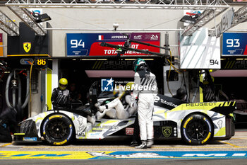 2024-06-13 - 94 VANDOORNE Stoffel (bel), DUVAL Loïc (fra), DI RESTA Paul (gbr), Peugeot TotalEnergies, Peugeot 9x8 #94, Hypercar, FIA WEC, pitstop, arrêt aux stands , during the Free Practice 3 of the 2024 24 Hours of Le Mans, 4th round of the 2024 FIA World Endurance Championship, on the Circuit des 24 Heures du Mans, on June 13, 2024 in Le Mans, France - 24 HEURES DU MANS 2024 - THURSDAY - FREE PRACTICE 3 - ENDURANCE - MOTORS