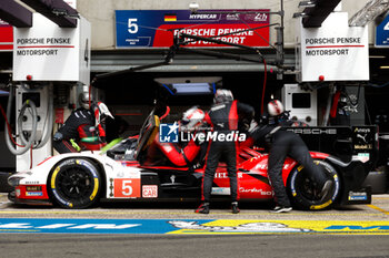 2024-06-13 - 05 CAMPBELL Matt (aus), CHRISTENSEN Michael (dnk), MAKOWIECKI Frédéric (fra), Porsche Penske Motorsport, Porsche 963 #05, Hypercar, FIA WEC, pitstop, arrêt aux stands during the Free Practice 3 of the 2024 24 Hours of Le Mans, 4th round of the 2024 FIA World Endurance Championship, on the Circuit des 24 Heures du Mans, on June 13, 2024 in Le Mans, France - 24 HEURES DU MANS 2024 - THURSDAY - FREE PRACTICE 3 - ENDURANCE - MOTORS