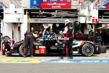 2024-06-13 - 08 BUEMI Sébastien (swi), HARTLEY Brendon (nzl), HIRAKAWA Ryo (jpn), Toyota Gazoo Racing, Toyota GR010 - Hybrid #08, Hypercar, FIA WEC, pitstop, arrêt aux stands during the Free Practice 3 of the 2024 24 Hours of Le Mans, 4th round of the 2024 FIA World Endurance Championship, on the Circuit des 24 Heures du Mans, on June 13, 2024 in Le Mans, France - 24 HEURES DU MANS 2024 - THURSDAY - FREE PRACTICE 3 - ENDURANCE - MOTORS