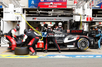 2024-06-13 - 08 BUEMI Sébastien (swi), HARTLEY Brendon (nzl), HIRAKAWA Ryo (jpn), Toyota Gazoo Racing, Toyota GR010 - Hybrid #08, Hypercar, FIA WEC, pitstop, arrêt aux stands during the Free Practice 3 of the 2024 24 Hours of Le Mans, 4th round of the 2024 FIA World Endurance Championship, on the Circuit des 24 Heures du Mans, on June 13, 2024 in Le Mans, France - 24 HEURES DU MANS 2024 - THURSDAY - FREE PRACTICE 3 - ENDURANCE - MOTORS