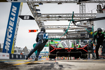 2024-06-13 - 63 BORTOLOTTI Mirko (ita), MORTARA Edoardo (ita), KVYAT Daniil, Lamborghini Iron Lynx, Lamborghini SC63 #63, Hypercar, FIA WEC, pitstop, arrêt aux stands , during the Free Practice 3 of the 2024 24 Hours of Le Mans, 4th round of the 2024 FIA World Endurance Championship, on the Circuit des 24 Heures du Mans, on June 13, 2024 in Le Mans, France - 24 HEURES DU MANS 2024 - THURSDAY - FREE PRACTICE 3 - ENDURANCE - MOTORS