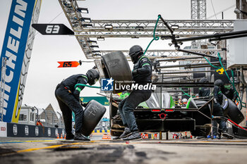 2024-06-13 - 63 BORTOLOTTI Mirko (ita), MORTARA Edoardo (ita), KVYAT Daniil, Lamborghini Iron Lynx, Lamborghini SC63 #63, Hypercar, FIA WEC, pitstop, arrêt aux stands , during the Free Practice 3 of the 2024 24 Hours of Le Mans, 4th round of the 2024 FIA World Endurance Championship, on the Circuit des 24 Heures du Mans, on June 13, 2024 in Le Mans, France - 24 HEURES DU MANS 2024 - THURSDAY - FREE PRACTICE 3 - ENDURANCE - MOTORS