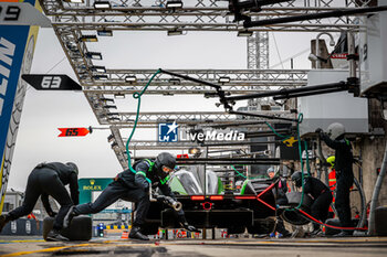 2024-06-13 - 63 BORTOLOTTI Mirko (ita), MORTARA Edoardo (ita), KVYAT Daniil, Lamborghini Iron Lynx, Lamborghini SC63 #63, Hypercar, FIA WEC, pitstop, arrêt aux stands , during the Free Practice 3 of the 2024 24 Hours of Le Mans, 4th round of the 2024 FIA World Endurance Championship, on the Circuit des 24 Heures du Mans, on June 13, 2024 in Le Mans, France - 24 HEURES DU MANS 2024 - THURSDAY - FREE PRACTICE 3 - ENDURANCE - MOTORS