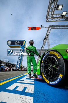 2024-06-13 - pitstop, arrêt aux stands , mechanic, mecanicien, Lamborghini Iron Lynx, Lamborghini SC63 #63, Hypercar, FIA WEC, during the Free Practice 3 of the 2024 24 Hours of Le Mans, 4th round of the 2024 FIA World Endurance Championship, on the Circuit des 24 Heures du Mans, on June 13, 2024 in Le Mans, France - 24 HEURES DU MANS 2024 - THURSDAY - FREE PRACTICE 3 - ENDURANCE - MOTORS