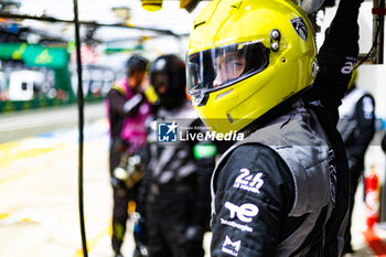 2024-06-13 - Peugeot TotalEnergies, Mechanic, during the Free Practice 3 of the 2024 24 Hours of Le Mans, 4th round of the 2024 FIA World Endurance Championship, on the Circuit des 24 Heures du Mans, on June 13, 2024 in Le Mans, France - 24 HEURES DU MANS 2024 - THURSDAY - FREE PRACTICE 3 - ENDURANCE - MOTORS