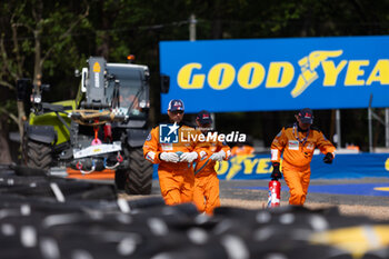 2024-06-13 - Marshalls during the Free Practice 3 of the 2024 24 Hours of Le Mans, 4th round of the 2024 FIA World Endurance Championship, on the Circuit des 24 Heures du Mans, on June 13, 2024 in Le Mans, France - 24 HEURES DU MANS 2024 - THURSDAY - FREE PRACTICE 3 - ENDURANCE - MOTORS