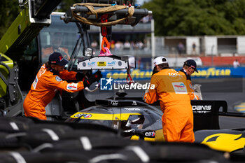 2024-06-13 - Marshalls during the Free Practice 3 of the 2024 24 Hours of Le Mans, 4th round of the 2024 FIA World Endurance Championship, on the Circuit des 24 Heures du Mans, on June 13, 2024 in Le Mans, France - 24 HEURES DU MANS 2024 - THURSDAY - FREE PRACTICE 3 - ENDURANCE - MOTORS