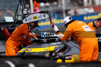 2024-06-13 - Marshalls during the Free Practice 3 of the 2024 24 Hours of Le Mans, 4th round of the 2024 FIA World Endurance Championship, on the Circuit des 24 Heures du Mans, on June 13, 2024 in Le Mans, France - 24 HEURES DU MANS 2024 - THURSDAY - FREE PRACTICE 3 - ENDURANCE - MOTORS