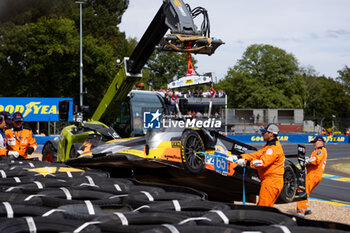 2024-06-13 - Marshalls during the Free Practice 3 of the 2024 24 Hours of Le Mans, 4th round of the 2024 FIA World Endurance Championship, on the Circuit des 24 Heures du Mans, on June 13, 2024 in Le Mans, France - 24 HEURES DU MANS 2024 - THURSDAY - FREE PRACTICE 3 - ENDURANCE - MOTORS