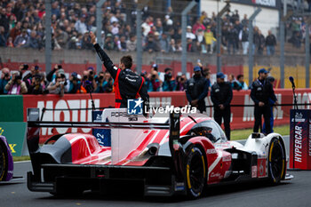 2024-06-13 - ESTRE Kevin (fra), Porsche Penske Motorsport, Porsche 963 #06, Hypercar, FIA WEC, portrait celebration during the Hyperpole of the 2024 24 Hours of Le Mans, 4th round of the 2024 FIA World Endurance Championship, on the Circuit des 24 Heures du Mans, on June 13, 2024 in Le Mans, France - 24 HEURES DU MANS 2024 - THURSDAY - HYPERPOLE - ENDURANCE - MOTORS