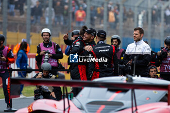 2024-06-13 - ESTRE Kevin (fra), Porsche Penske Motorsport, Porsche 963 #06, Hypercar, FIA WEC, portrait celebration during the Hyperpole of the 2024 24 Hours of Le Mans, 4th round of the 2024 FIA World Endurance Championship, on the Circuit des 24 Heures du Mans, on June 13, 2024 in Le Mans, France - 24 HEURES DU MANS 2024 - THURSDAY - HYPERPOLE - ENDURANCE - MOTORS