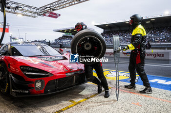 2024-06-13 - 70 IRIBE Brendan (usa), MILLROY Ollie (gar), SCHANDORFF Frederik (dnk), Inception Racing, McLaren 720S LMGT3 Evo, LM GT3, celebrating during the Hyperpole of the 2024 24 Hours of Le Mans, 4th round of the 2024 FIA World Endurance Championship, on the Circuit des 24 Heures du Mans, on June 13, 2024 in Le Mans, France - 24 HEURES DU MANS 2024 - THURSDAY - HYPERPOLE - ENDURANCE - MOTORS