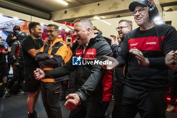 2024-06-13 - 70 IRIBE Brendan (usa), MILLROY Ollie (gar), SCHANDORFF Frederik (dnk), Inception Racing, McLaren 720S LMGT3 Evo, LM GT3, celebrating during the Hyperpole of the 2024 24 Hours of Le Mans, 4th round of the 2024 FIA World Endurance Championship, on the Circuit des 24 Heures du Mans, on June 13, 2024 in Le Mans, France - 24 HEURES DU MANS 2024 - THURSDAY - HYPERPOLE - ENDURANCE - MOTORS