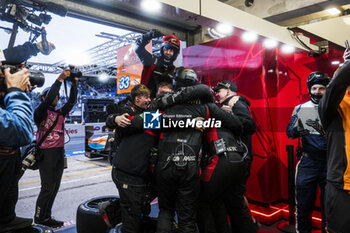 2024-06-13 - 70 IRIBE Brendan (usa), MILLROY Ollie (gar), SCHANDORFF Frederik (dnk), Inception Racing, McLaren 720S LMGT3 Evo, LM GT3, celebrating during the Hyperpole of the 2024 24 Hours of Le Mans, 4th round of the 2024 FIA World Endurance Championship, on the Circuit des 24 Heures du Mans, on June 13, 2024 in Le Mans, France - 24 HEURES DU MANS 2024 - THURSDAY - HYPERPOLE - ENDURANCE - MOTORS