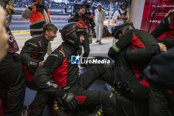 2024-06-13 - 70 IRIBE Brendan (usa), MILLROY Ollie (gar), SCHANDORFF Frederik (dnk), Inception Racing, McLaren 720S LMGT3 Evo, LM GT3, celebrating during the Hyperpole of the 2024 24 Hours of Le Mans, 4th round of the 2024 FIA World Endurance Championship, on the Circuit des 24 Heures du Mans, on June 13, 2024 in Le Mans, France - 24 HEURES DU MANS 2024 - THURSDAY - HYPERPOLE - ENDURANCE - MOTORS