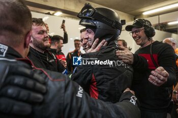 2024-06-13 - 70 IRIBE Brendan (usa), MILLROY Ollie (gar), SCHANDORFF Frederik (dnk), Inception Racing, McLaren 720S LMGT3 Evo, LM GT3, celebrating during the Hyperpole of the 2024 24 Hours of Le Mans, 4th round of the 2024 FIA World Endurance Championship, on the Circuit des 24 Heures du Mans, on June 13, 2024 in Le Mans, France - 24 HEURES DU MANS 2024 - THURSDAY - HYPERPOLE - ENDURANCE - MOTORS