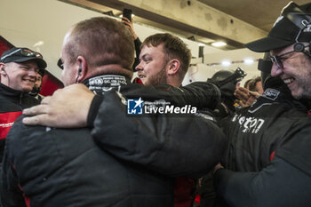 2024-06-13 - 70 IRIBE Brendan (usa), MILLROY Ollie (gar), SCHANDORFF Frederik (dnk), Inception Racing, McLaren 720S LMGT3 Evo, LM GT3, celebrating during the Hyperpole of the 2024 24 Hours of Le Mans, 4th round of the 2024 FIA World Endurance Championship, on the Circuit des 24 Heures du Mans, on June 13, 2024 in Le Mans, France - 24 HEURES DU MANS 2024 - THURSDAY - HYPERPOLE - ENDURANCE - MOTORS