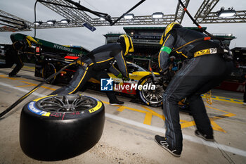 2024-06-13 - 03 BOURDAIS Sébastien (fra), VAN DER ZANDE Renger (ned), DIXON Scott (nzl), Cadillac Racing, Cadillac V-Series.R #03, Hypercar, action, pitstop, arrêt aux stands,during the Hyperpole of the 2024 24 Hours of Le Mans, 4th round of the 2024 FIA World Endurance Championship, on the Circuit des 24 Heures du Mans, on June 13, 2024 in Le Mans, France - 24 HEURES DU MANS 2024 - THURSDAY - HYPERPOLE - ENDURANCE - MOTORS