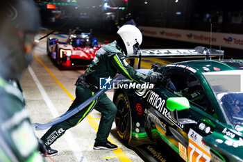 2024-06-13 - 777 SORENSEN Marco (dnk), BASTARD Erwan (fra), HOSHINO Satoshi (jpn), D'Station Racing, Aston Martin Vantage GT3 #777, LM GT3, FIA WEC, pitlane, mecaniciens, mechanics during the Free Practice 4 of the 2024 24 Hours of Le Mans, 4th round of the 2024 FIA World Endurance Championship, on the Circuit des 24 Heures du Mans, on June 13, 2024 in Le Mans, France - 24 HEURES DU MANS 2024 - THURSDAY - FREE PRACTICE 4 - ENDURANCE - MOTORS