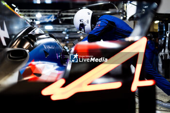 2024-06-13 - Alpine Endurance Team mecaniciens, mechanics during the Free Practice 4 of the 2024 24 Hours of Le Mans, 4th round of the 2024 FIA World Endurance Championship, on the Circuit des 24 Heures du Mans, on June 13, 2024 in Le Mans, France - 24 HEURES DU MANS 2024 - THURSDAY - FREE PRACTICE 4 - ENDURANCE - MOTORS