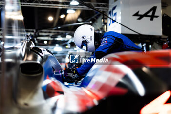 2024-06-13 - Alpine Endurance Team mecaniciens, mechanics during the Free Practice 4 of the 2024 24 Hours of Le Mans, 4th round of the 2024 FIA World Endurance Championship, on the Circuit des 24 Heures du Mans, on June 13, 2024 in Le Mans, France - 24 HEURES DU MANS 2024 - THURSDAY - FREE PRACTICE 4 - ENDURANCE - MOTORS